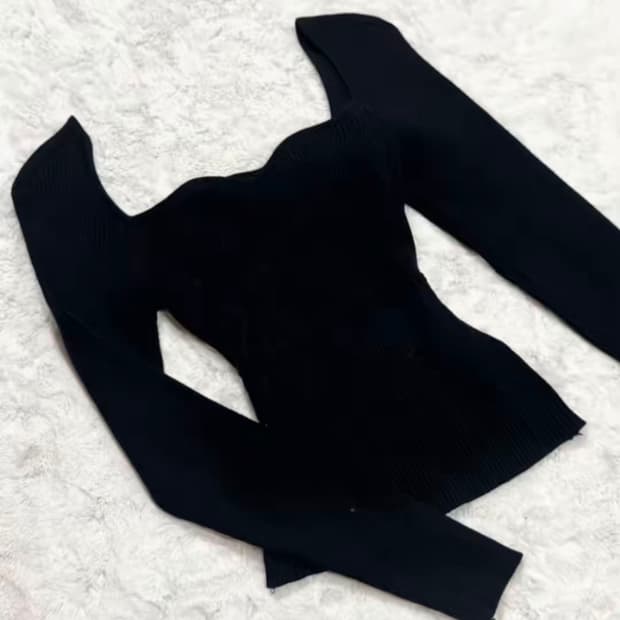 하트넥 슬림핏 블랙 골지 니트