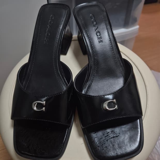코치 블랙 C로고 뮬 샌들 240