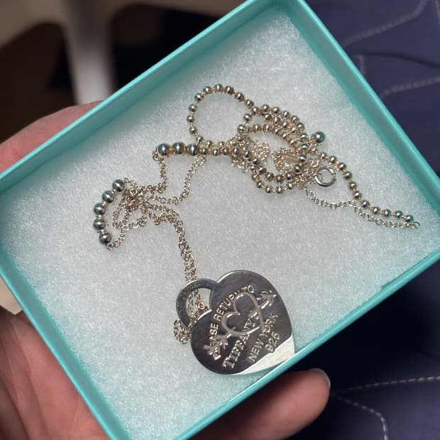 티파니 목걸이 상자, 리본, 포함