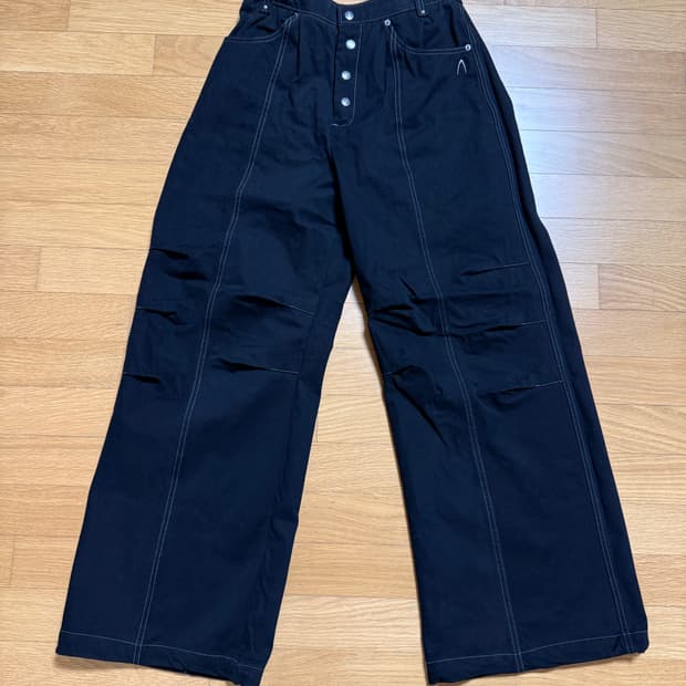 아캄 Knee Pin-tuck Studded Cotton Pants 블랙