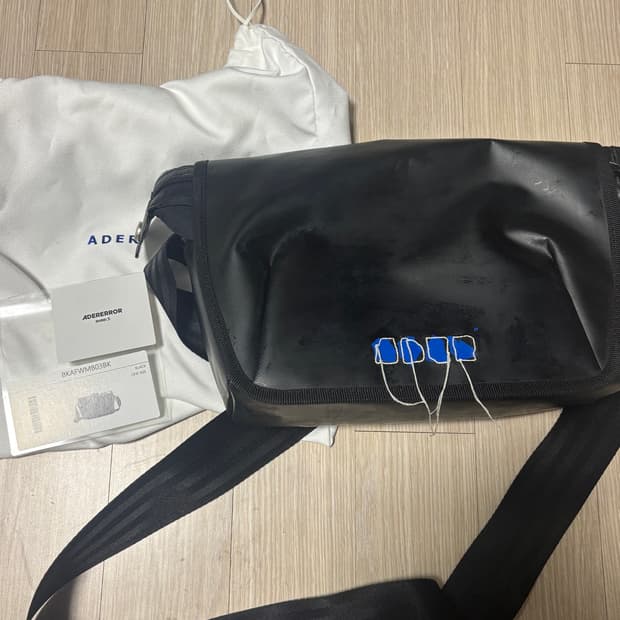 아더에러 애드모어 크로스백 블랙