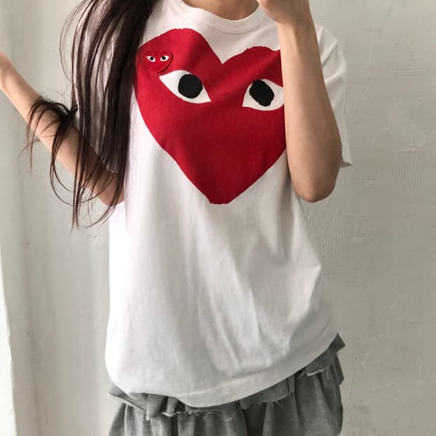 COMMEdesGARCONS 꼼데가르송 화이트컬러 레드 하트프린팅 티셔츠