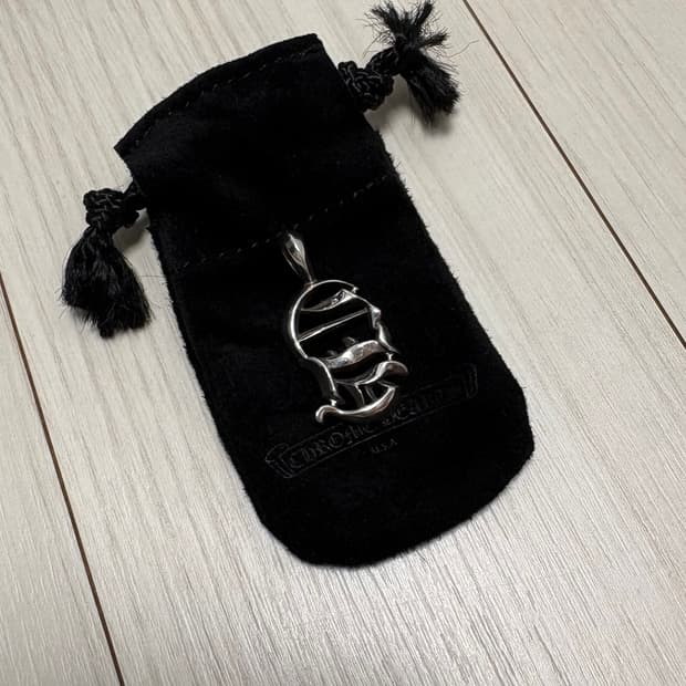 크롬하츠 CH 버티컬 로고 펜던트