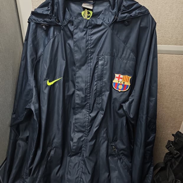 나이키 정품 바르셀로나 정품 바람막이 105사이즈 팝니다
