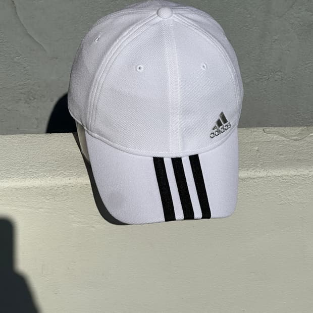 [M] 아디다스 메탈로고 삼선 화이트 볼캡 모자