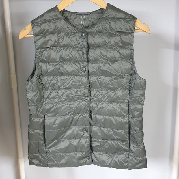 유니클로 라운드넥 경량 패딩 조끼