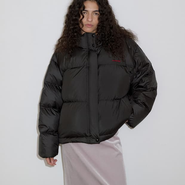 오버듀플레어 글로시 다운 패딩 블랙