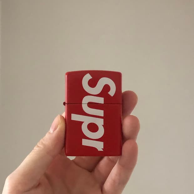 슈프림 로고 지포 레드