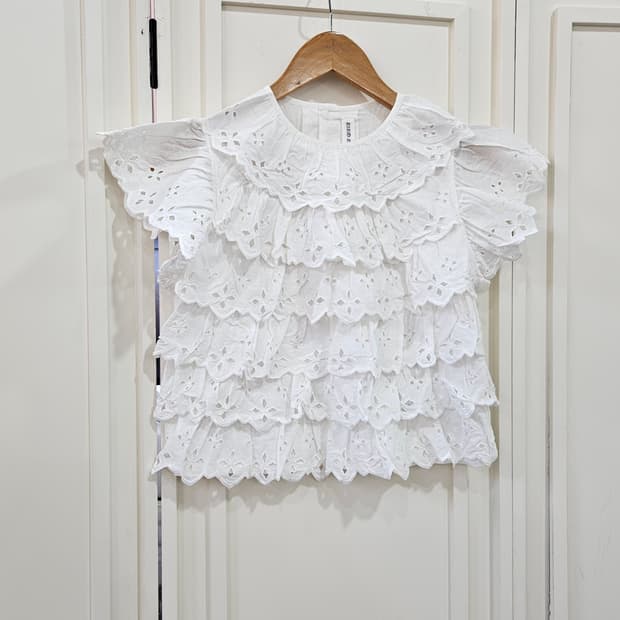 코튼 린넨 펀칭 프릴 블라우스
