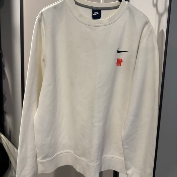 나이키 언디피티드 맨투맨