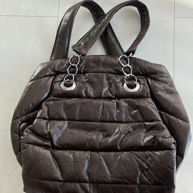 몽클레어 브라운 패디드 숄더백