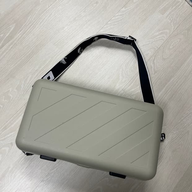 오프화이트x아모레퍼시픽 하드케이스 가방