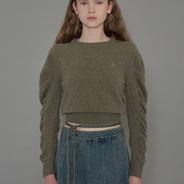 다이애그널 셔링 볼륨 슬리브 니트 탑 브라운