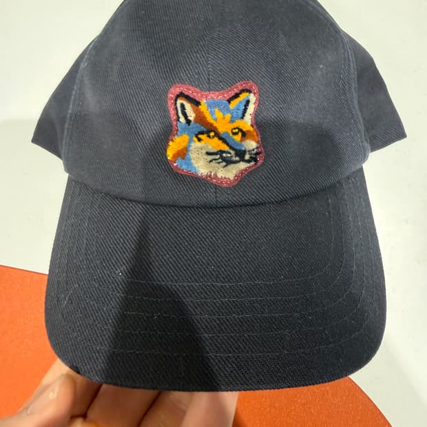 메종키츠네 볼캡 모자