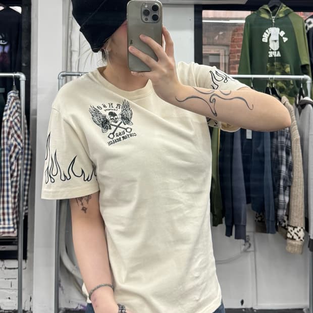 밴슨 레더 플레임 로고 티셔츠