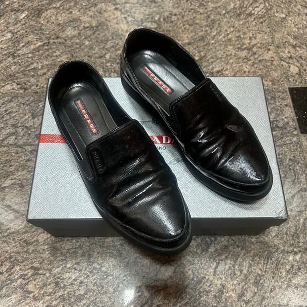 프라다 스포츠 에이징 로퍼