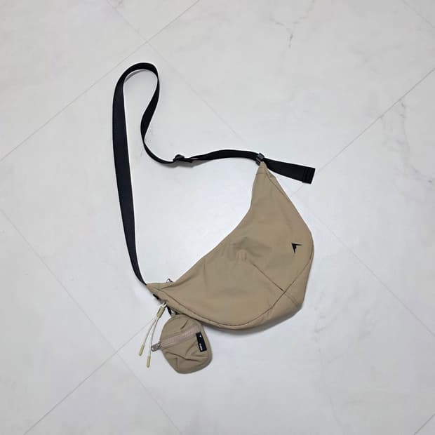 네파 신형 크로스백 반달백 베이지
