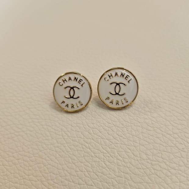 샤넬 단추 CC로고 아이보리 귀걸이 업사이클링
