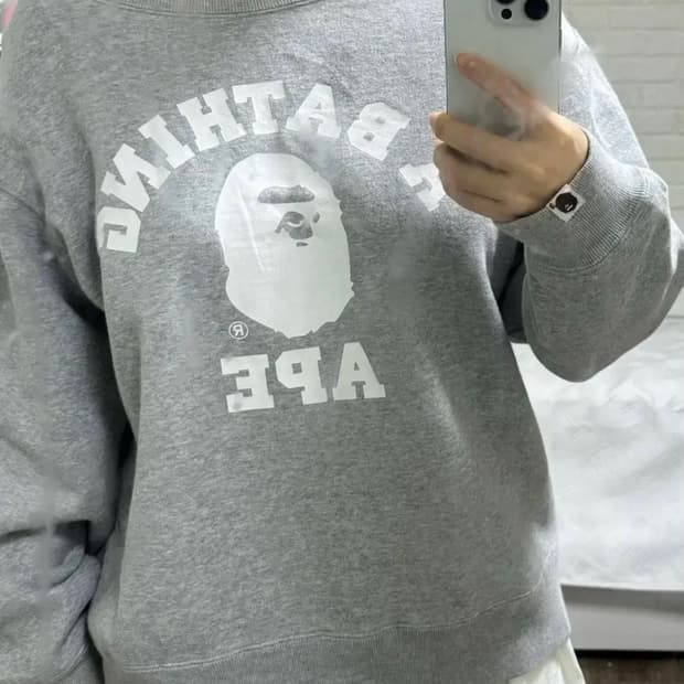 베이프 오프숄더 맨투맨