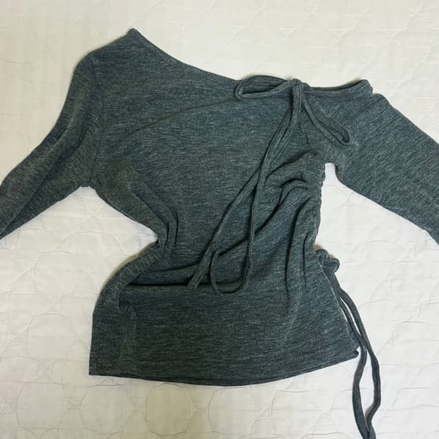 오네갸루 리본 스트랩 오픈 원숄더 언발 셔링 트임 긴팔 티셔츠 니트