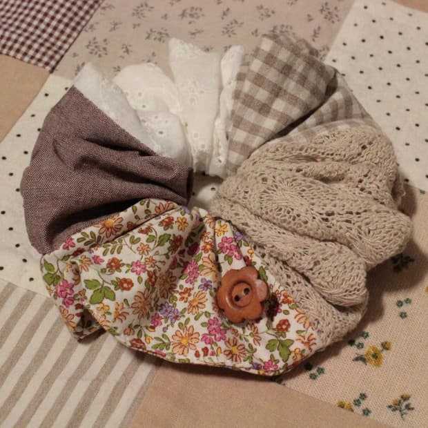 핸드메이드 베이지니트 패치워크 스크런치