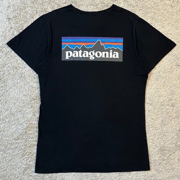 파타고니아 PATAGONIA 슬림핏 백프린팅 반팔 티셔츠 블랙