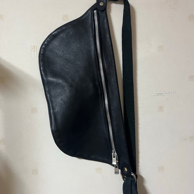 구이디 q10m 레더 크로스백