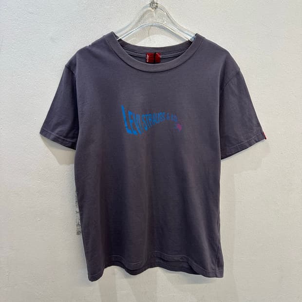 Levi’s tee