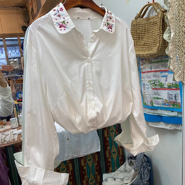 유럽빈티지 스판 자수 블라우스
