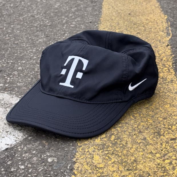 나이키 페더라이트 드라이핏 ‘T Mobile’ 검정 볼캡