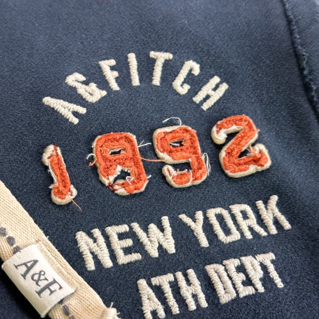아베크롬비(A&F) 1892 자수 로고 헤비웨이트 팬츠 (Navy)
