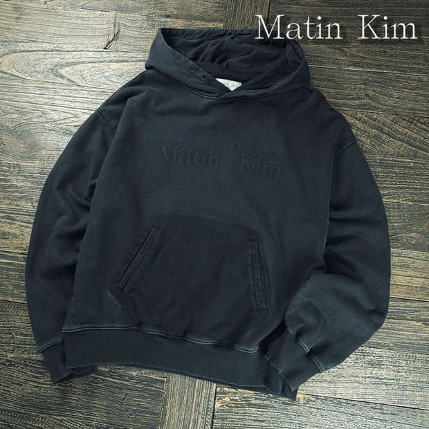 [MATIN KIM] 마뗑킴 피그먼트 다잉 로고 후드티 차콜 M22193