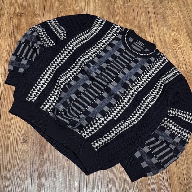 어뉴스 입체 패턴 박시핏 니트 스웨터