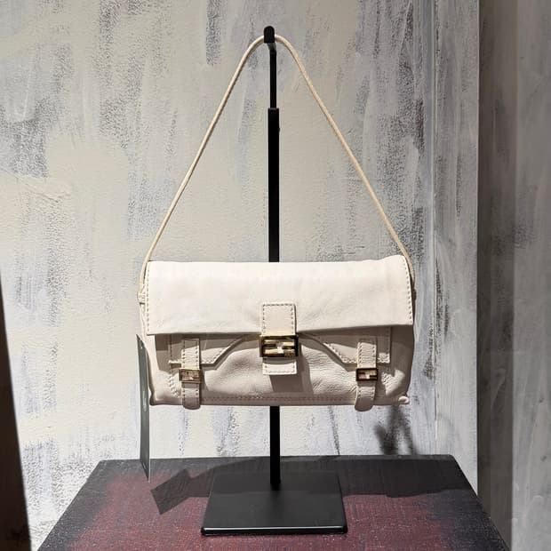 펜디 화이트 레더 바게트 숄더백