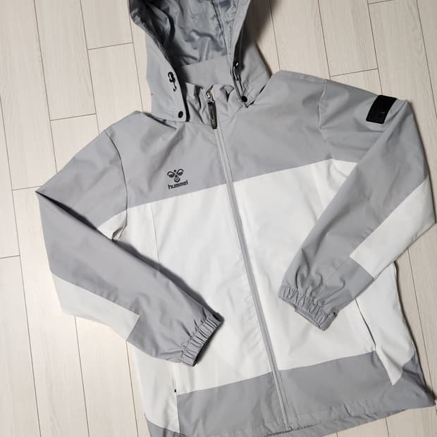 험멜 바람막이 사이즈100 (새상품급,미사용)

오염 하자 없이 깨끗해요