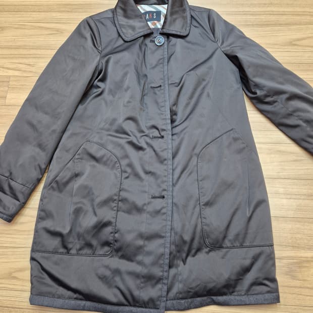 닥스 여성 코트 판매합니다. 겉감은 폴리에스터 100% 소재입니다. 사이