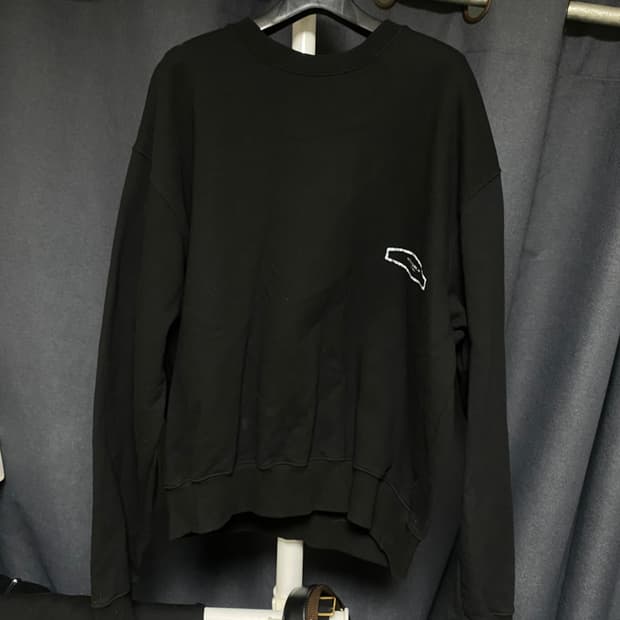 우영미 백 로고 맨투맨 블랙 48