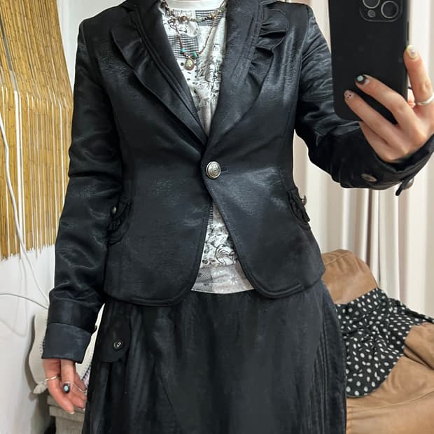 REDDE 빈티지 블랙 셔링 원버튼 블레이저 