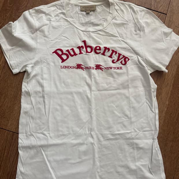 버버리 클래식 로고 화이트 티셔츠 팝니다