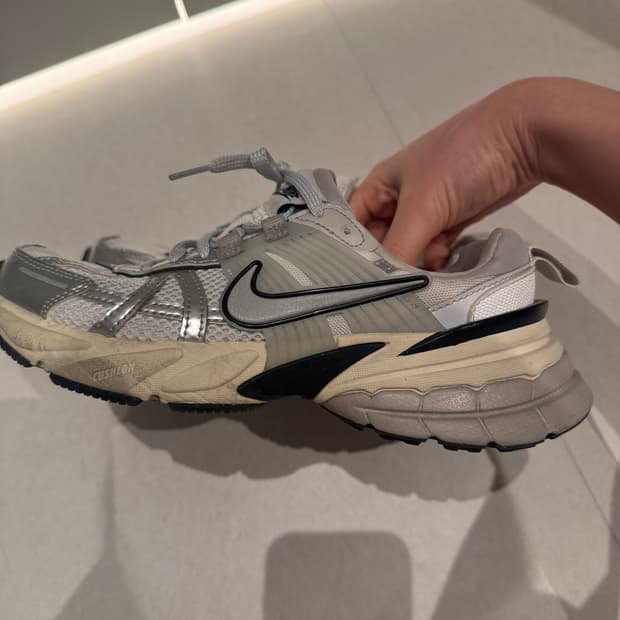 나이키 Nike V2K Run 런 서밋 화이트 메탈릭 실버