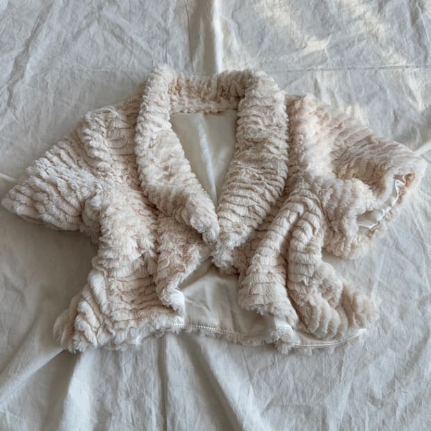 라이트베이지 페어리 폭닥 크롭 퍼 볼레로