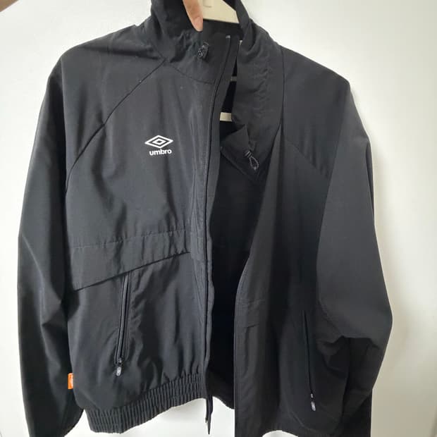 엄브로 바람막이