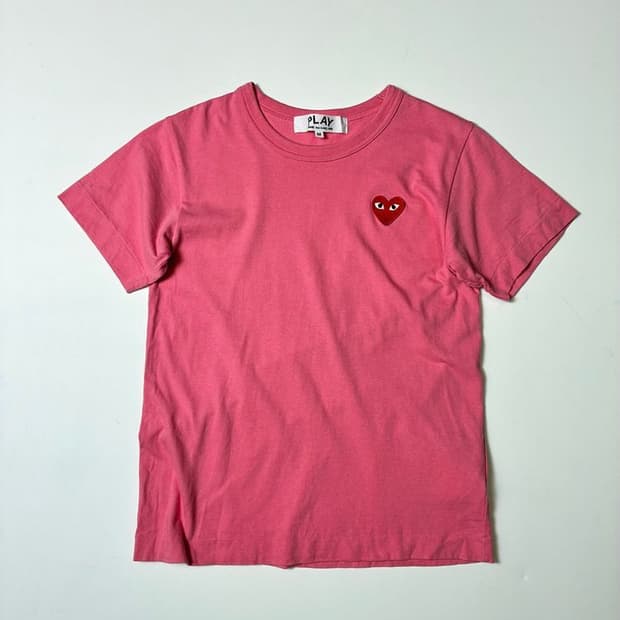 꼼데가르송 하트 로고 우먼스 핑크 반팔 티셔츠 PN8579
