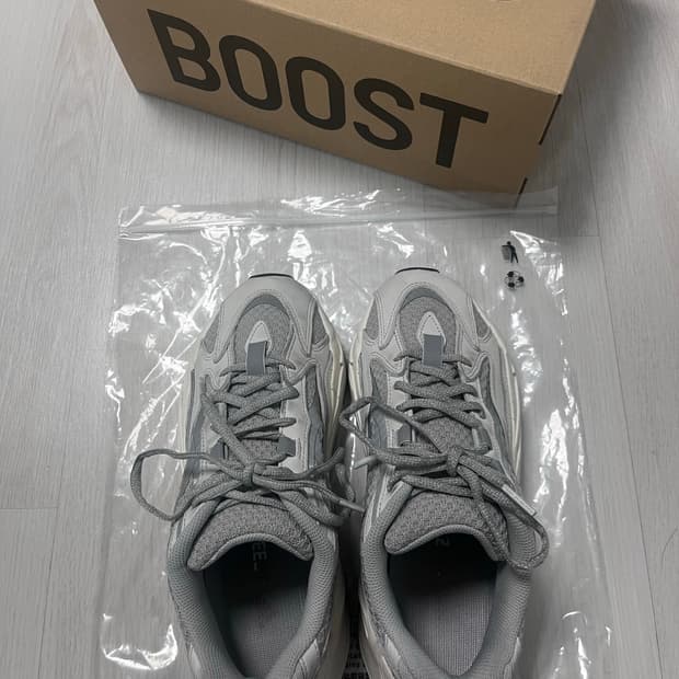 255 아디다스 이지부스트 700 V2 스태틱