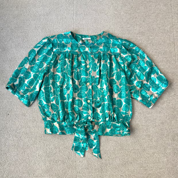 스트라이프 튤립 패턴 블라우스