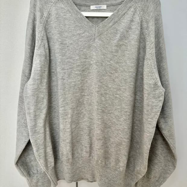 그레이 브이넥 니트