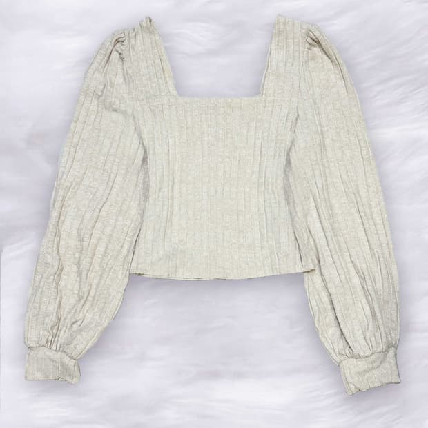 아이보리 퍼프 긴팔 니트 블라우스