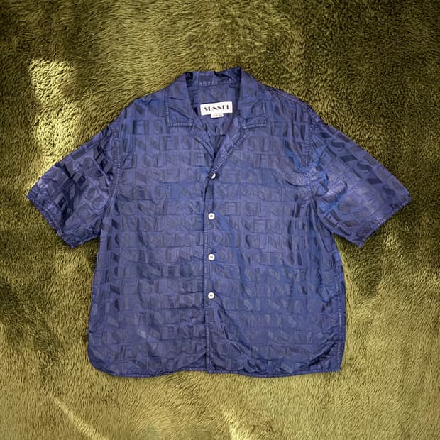 [XL] SUNNEI 써네이 엠보스드 로고 프린트 오픈카라 하프 셔츠