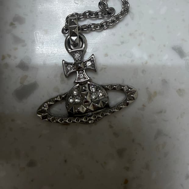 비비안웨스트우드 릴리프 목걸이