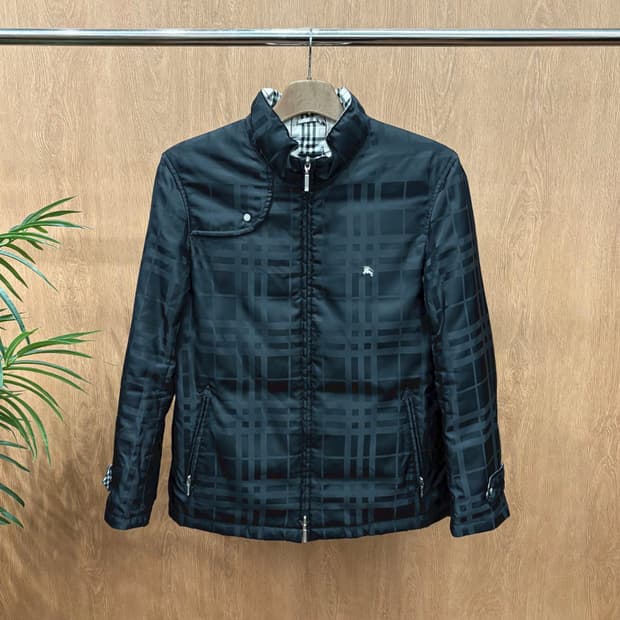 버버리 블랙 라벨 하이넥 패딩 점퍼 톤온톤 체크 패턴 스트랩 디테일 블랙